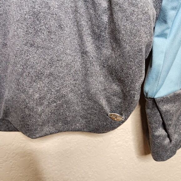Tahari Sport Top Womens 1X Blue Gray Polyester Stretch Boat Neck Long Sleeve - Picture 3 of 6